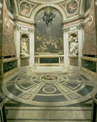 Innenansicht der achteckigen Chigi-Kapelle, begonnen von Raphael 1513 und nach 1652 von Bernini vollendet